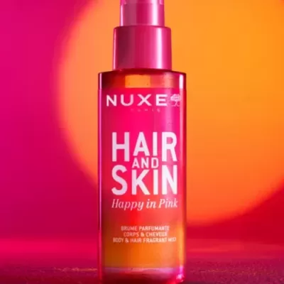 Frasco plástico rosa NUXE Hair and Skin Happy in Pink com spray e texto branco