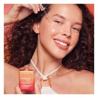 Mulher aplicando sérum facial NUXE Préalpsante