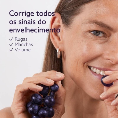 Mulher segurando uvas roxas, sorrindo, com texto em português sobre envelhecimento