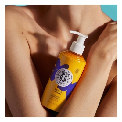 Frasco amarelo de loção corporal Roger & Gallet Vanille Soleil