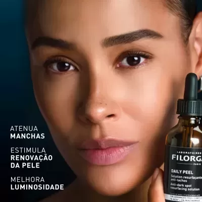 Frasco de sérum FILORGA DAILY PEEL perto do rosto de mulher com fundo azul