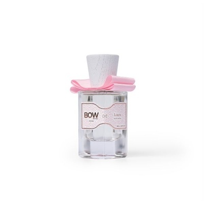 Frasco de perfume BOW com tampa branca e laço rosa sobre fundo branco