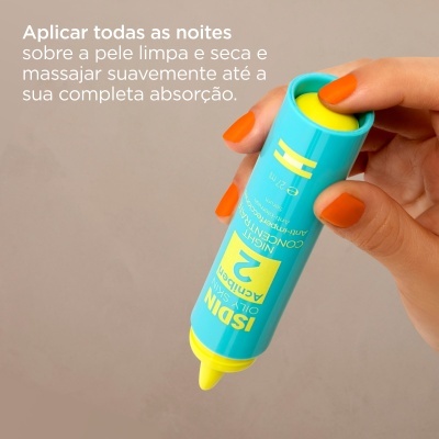 Frasco azul e amarelo do produto Isdin Acniben 2 Oily Skin na mão com unhas laranja, fundo cinza