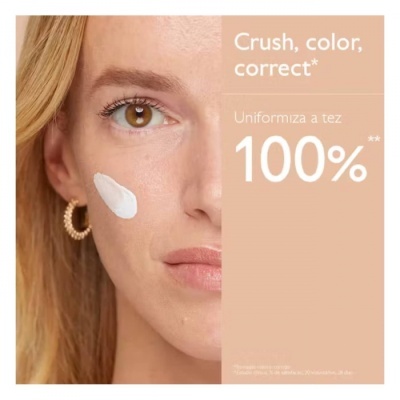 Rosto feminino com creme branco na bochecha e texto promocional de produto de beleza