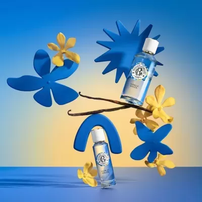 Frascos de perfume Rituals Vanilla Orchid com flores amarelas e decoração azul