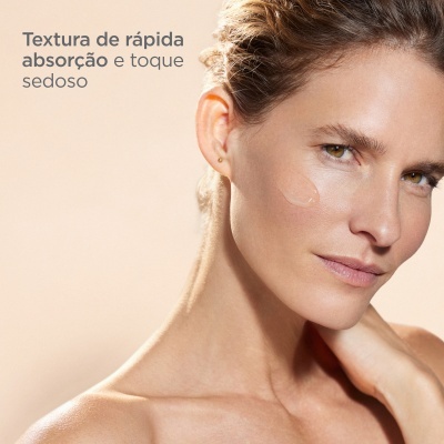 Rosto de mulher com creme transparente na bochecha e texto em português sobre textura