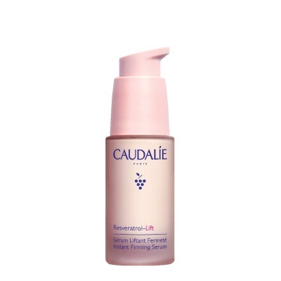 Frasco rosa de doseador com sérum Caudalie