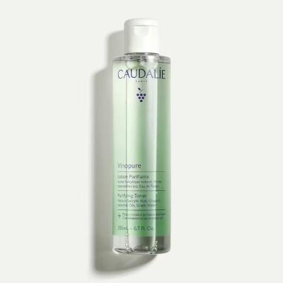 Frasco de tónico facial Caudalie Vinopure verde-claro com tampa branca