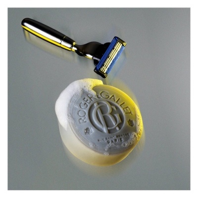 Lâmina de barbear e sabão redondo ROGER & GALLET com espuma sobre superfície lisa