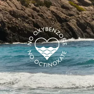 Praia rochosa com ondas do mar e texto branco de selo de produto