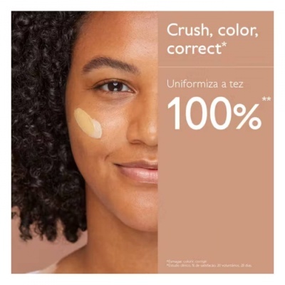 Mulher com creme de base aplicada na bochecha e texto promocional ao lado