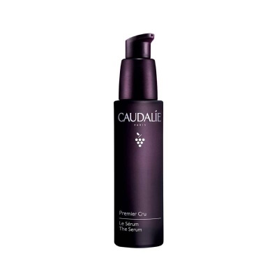 Frasco preto fosco do sérum facial Caudalie Premier Cru com doseador e texto branco.