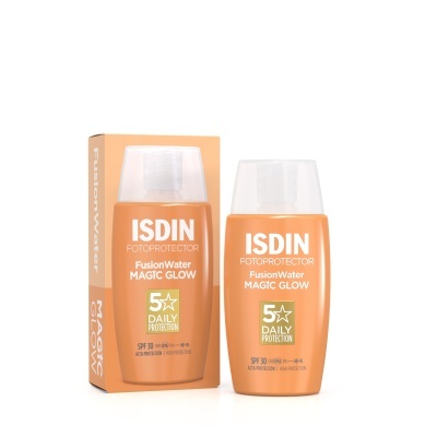 Frasco e embalagem de protetor solar ISDIN FusionWater Magic Glow SPF 30 laranja em fundo branco