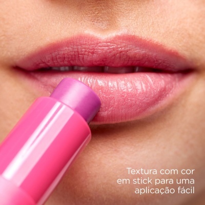 Batom rosa em stick sendo aplicado nos lábios, texto com instruções de uso