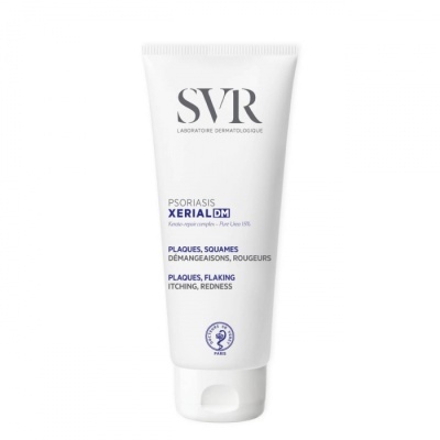 Tubo branco de creme SVR Psoriasis Xerial DM com texto em francês e inglês, tampa branca