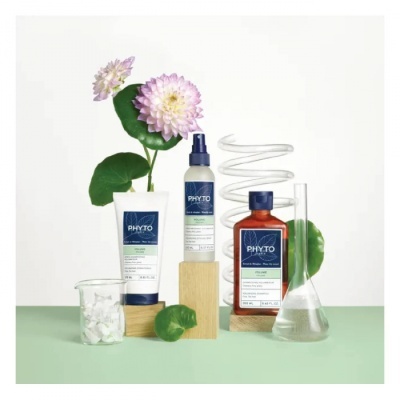 Produtos capilares PHYTO com flores e vidro em suporte