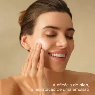 Mulher a aplicar creme no rosto com texto em português sobre o produto