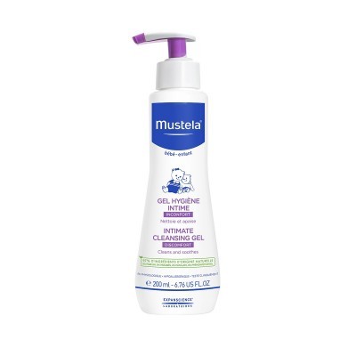 Frasco branco com dispensador roxo de gel higiene íntima Mustela, 200 ml, com texto e ilustração de bebé