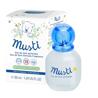 Frasco e caixa de perfume Musti com tampa azul e embalagem branca com desenho de urso