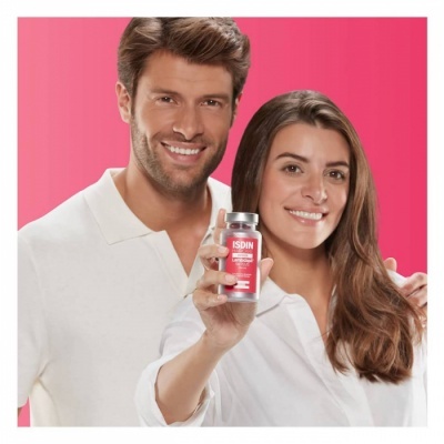 Mulher e homem com frasco ISDIN em fundo rosa