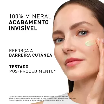 Mulher a aplicar creme verde no rosto com texto promocional em preto