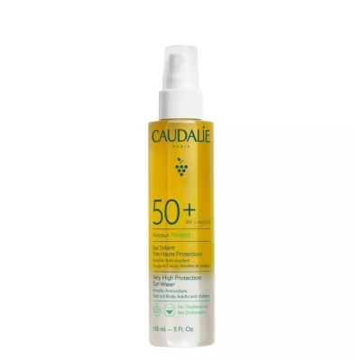 Spray solar CAUDALIE SPF 50+ em embalagem plástica translúcida com líquido amarelo