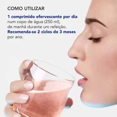 Pessoa segurando copo com líquido efervescente rosa e texto de instruções em português