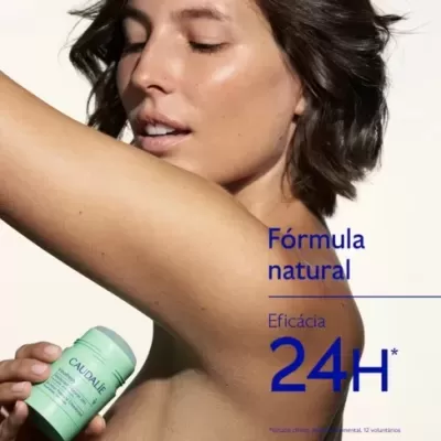 Mulher a aplicar desodorizante Caudalie verde claro no braço com texto 'Fórmula natural Eficácia 24H*'