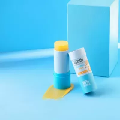 Stick de cuidado azul claro e branco aberto com produto amarelo e texto ISDIN