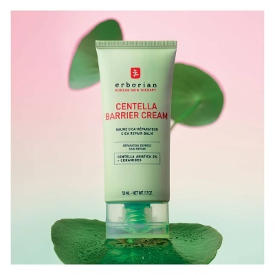 Creme facial Centella Barrier Cream em tubo verde claro sobre folha verde