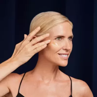 Mulher aplicando creme facial