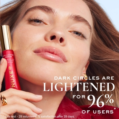 Mulher segurando sérum vermelho NUXE com texto promocional sobre olheiras