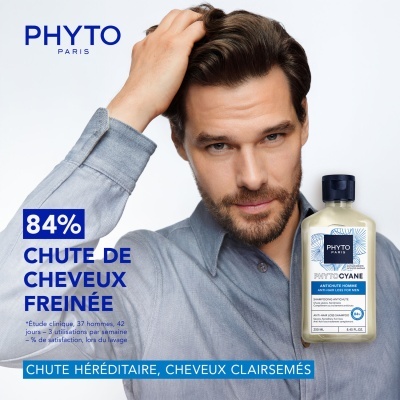 Homem com cabelo castanho e shampoo PHYTO PARIS antiqueda ao lado