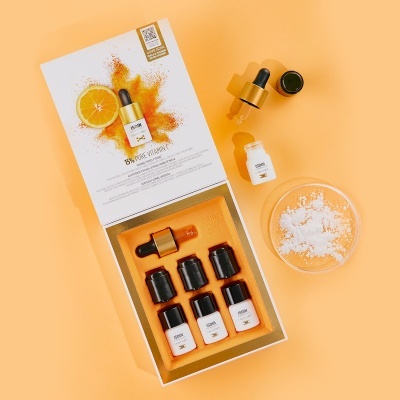 Conjunto de frascos de vitaminas para cuidados de pele com texto BY THE VITAMINS
