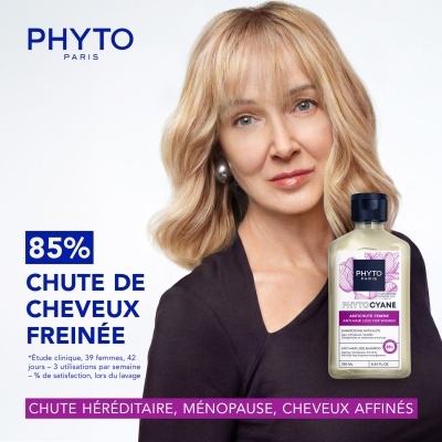 Mulher loira com champô PHYTOCYANE anti-queda para mulheres PHYTO PARIS