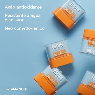 Cinco sticks fotoprotetores ISDIN SPF 50+ com tampa laranja em fundo azul