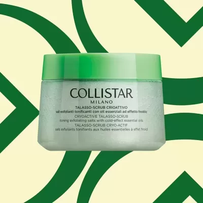 Frasco de esfoliante corporal Collistar com tampa verde sobre fundo abstrato verde e creme.
