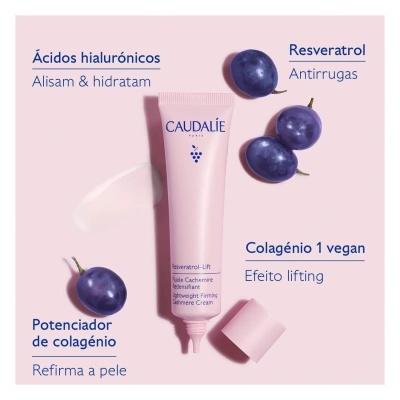 Tubo rosa de creme Caudalie com uvas e texto descritivo azul num fundo rosa claro