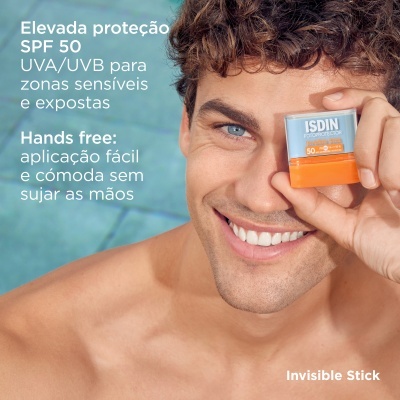 Homem a segurar stick protetor solar ISDIN SPF 50 com fundo azul