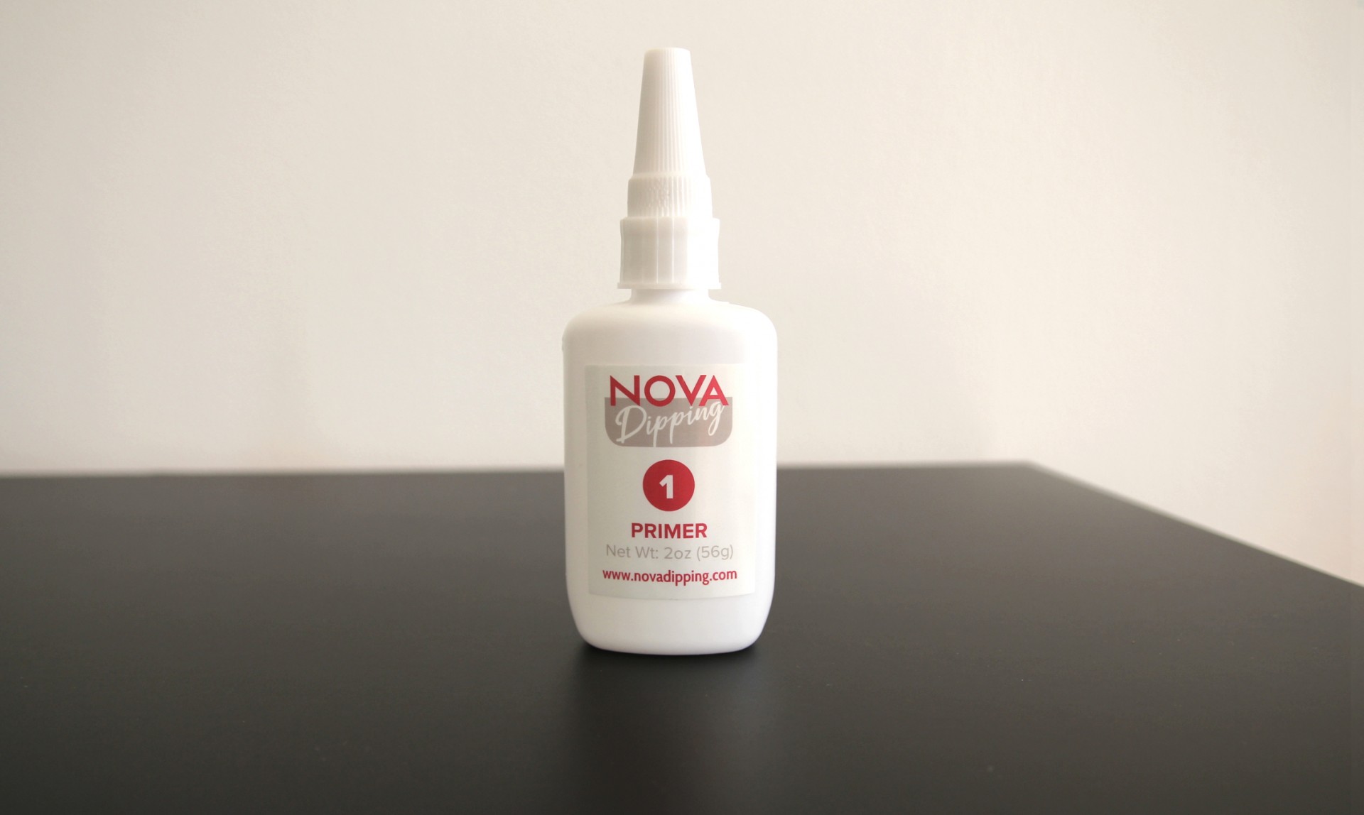 REFILL PRIMER Frasco branco de primer NOVA Design com texto vermelho e cinzento