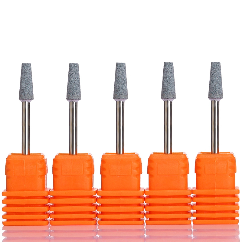 PONTEIRA DE CUTÍCULAS VERDE Cinco brocas abrasivas com base laranja alinhadas sobre fundo branco