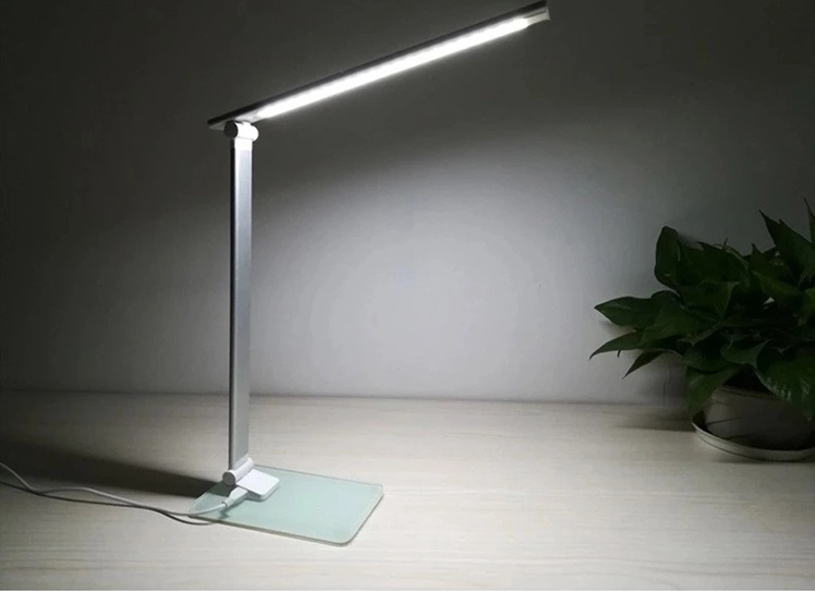 CANDEEIRO LED - DESIGN MODERNO Lâmpada de mesa branca com base de vidro fosco e planta verde em fundo cinzento