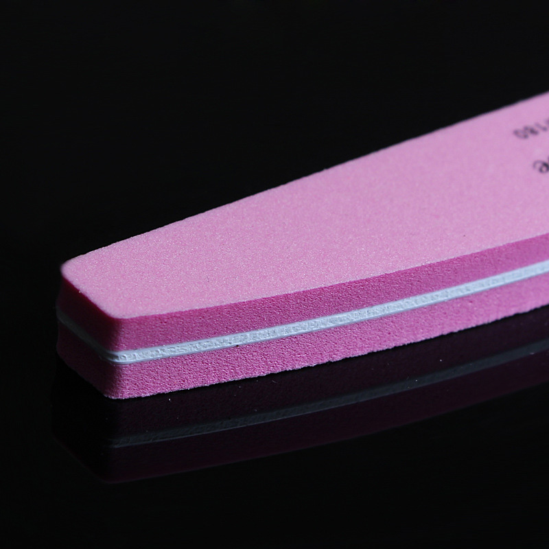 LIMA BUFFER Lima para unhas cor-de-rosa em superfície preta refletora