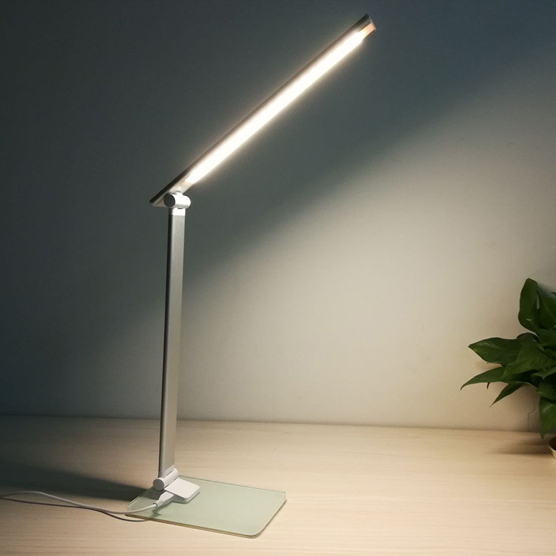 CANDEEIRO LED - DESIGN MODERNO Candeeiro de mesa LED prateado com base de vidro e luz branca ligado