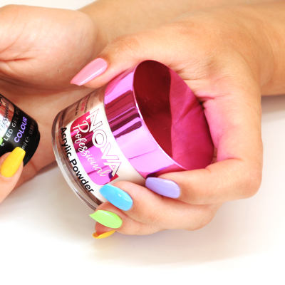 Frasco de Pó Acrílico NOVA Professional com tampa rosa metálica nas mãos