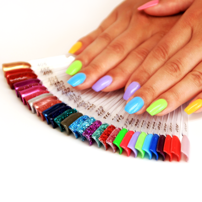 Mãos com unhas coloridas em tons pastéis e paleta de amostras de vernizes variados com números