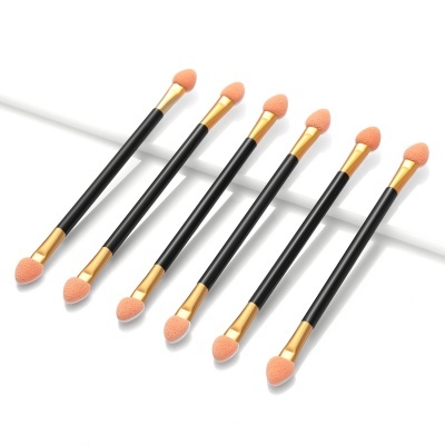 Seis aplicadores de maquilhagem com cabo preto e pontas em espuma cor de pêssego