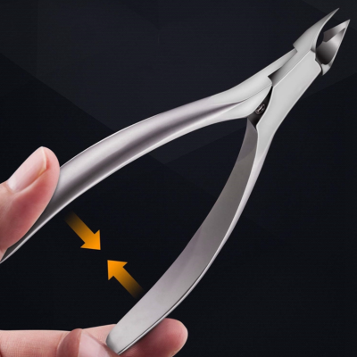 Alicate de corte em aço inoxidável prateado num fundo preto