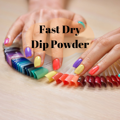 Mãos femininas com unhas coloridas segurando amostras de esmalte