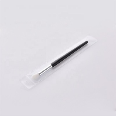 Pincel de maquilhagem embalado numa bolsa plástica transparente